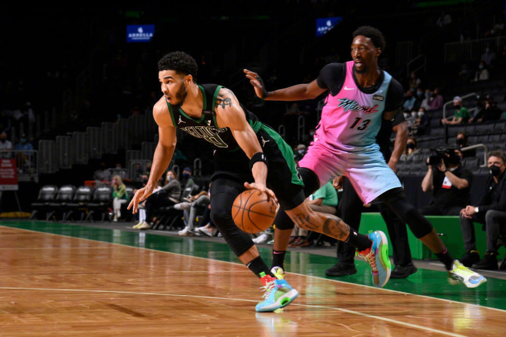  塔图姆末节发威绿军主场力克热火迎四连胜  